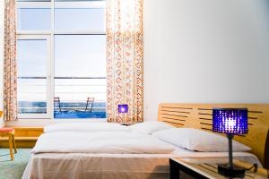 Ein Bett oder Betten in einem Zimmer der Unterkunft Baltic Zinnowitz - Hotel mit Meerwasserpool und Thermalbad