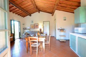 A kitchen or kitchenette at Taglialegna a Montefiorile