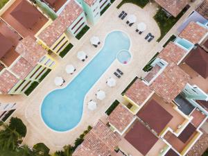 Bazén v ubytování Los Flamencos Aparthotel Beach Club nebo v jeho okolí