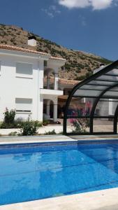 una gran piscina frente a una casa en Apartamentos Turísticos Rurales Monte de las Ánimas, en Valdepeñas de Jaén