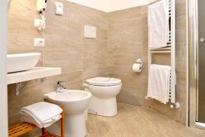 La salle de bains est pourvue de toilettes et d'un lavabo. dans l'établissement B&B PALAZZO MARZO, à Otrante