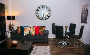 un soggiorno con divano e specchio di MODERN 2 BEDROOM APARTMENT a Londra
