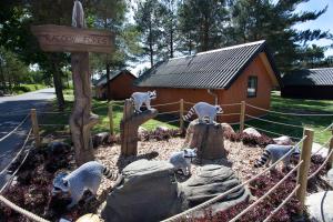 a display of sheep in a garden in front of a house at LEGOLAND Wilderness Barrels & Cabins in Billund +21 photos