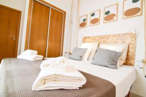 1 dormitorio con 2 camas y toallas. en Malaga City Suites Barceló 30, en Málaga