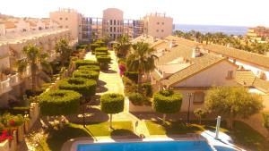 uma vista aérea de um resort com uma piscina em Apartament Paula em Cabo Roig