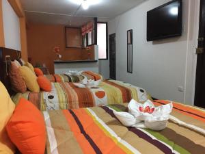 A television and/or entertainment centre at Cusco Magico 3 - Guest House Santa Ursula