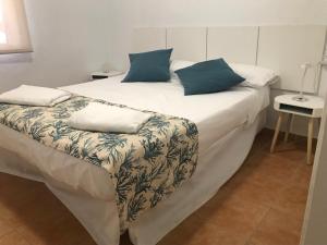 サンタ・ポラにあるChalet Beach and Golf Santa Pola Alicante Jupalcaのベッド(青と白の枕付) +95枚の写真