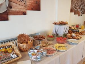 プレトーロにあるGrand Hotel Panoramaの食べ物が多いビュッフェ式テーブル