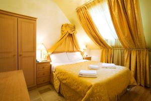 una camera da letto con un letto con asciugamani sopra di Acorn Guest House a Cambridge