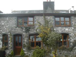 uma casa de pedra com um monte de janelas em Neuadd Arms Hotel em Llanwrtyd Wells