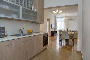 Una cocina o zona de cocina en Edem BeachFront SeaView Dream Home In Beautiful Athens Riviera in Palaio Faliro