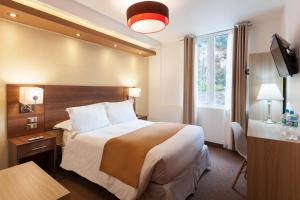 a hotel room with a large bed and a window at Inti Punku Machupicchu Hotel & Suites in Machu Picchu +37 photos