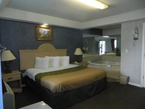 Postel nebo postele na pokoji v ubytování Village Inn & Suites - Smithville