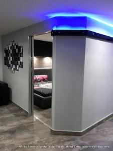 Zimmer mit einem Bett und einer blauen Decke in der Unterkunft Micky Santoro -Apartments in Bantayan
