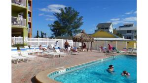 Het zwembad bij of vlak bij Holiday Villas III #311