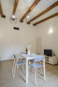 een witte tafel en stoelen in een kamer bij Ficodì apartments in Alcamo