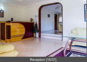 - un salon avec une télévision et un canapé dans l'établissement Palace Hotel, à Mbarara