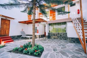 a house with a palm tree in a courtyard at Refugio Ecológico Arequipa in Arequipa