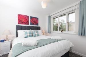 Ένα ή περισσότερα κρεβάτια σε δωμάτιο στο Prime Commuter Executive Apartment Dunfermline