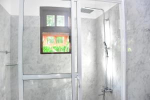 Koupelna v ubytování Ella, Nine Arch Holiday Resort + 44 fotografií