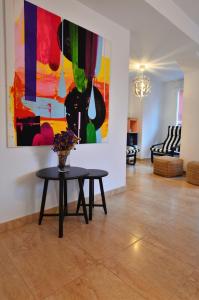 een kamer met een tafel en een schilderij aan de muur bij Luxury City Center Apartment by NRAS in Alicante