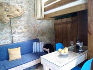 een eetkamer met een blauwe bank en een tafel bij Dream Residence in Áyios Ioánnis