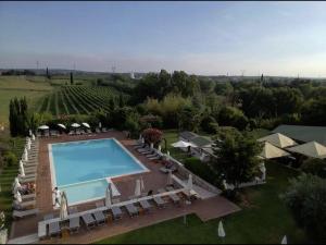 una vista aérea de una piscina con sillas y sombrillas en Locanda Bella Italia en Castelnuovo del Garda