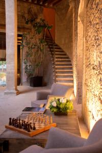 Hotel Boutique Casa Madero في موريليا: لوحة شطرنج على طاولة في غرفة مع درج