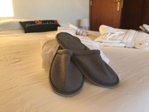 un par de zapatos sentados en la parte superior de una cama en Casa Marquês, en Oporto