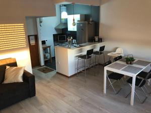 cocina y sala de estar con mesa y sillas en Casa Marquês, en Oporto