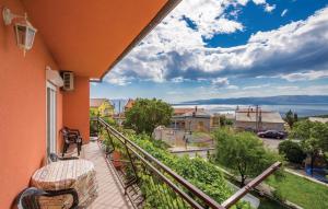 einen Balkon mit einer Bank und Stadtblick in der Unterkunft Apartment Blaza in Senj