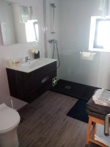 Koupelna v ubytování Casas do Pedro T1