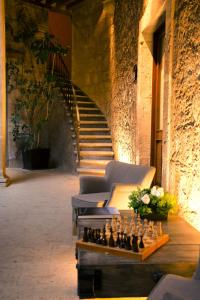 een kamer met een schaakbord en een trap bij Hotel Boutique Casa Madero in Morelia