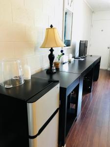 Cucina o angolo cottura di Manitou Motor Inn