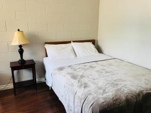Letto o letti in una camera di Manitou Motor Inn