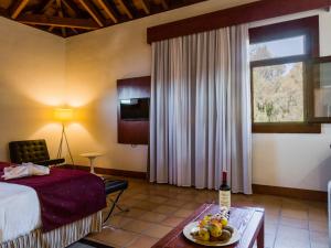 um quarto de hotel com uma cama e uma mesa com um prato de frutas em La Casona del Patio em Santiago del Teide