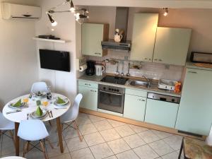 Una cocina o cocineta en Ferienwohnung mit 2 Schlafzimmer oder Studio Apartment - Istrien-Fiorini