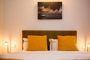 A bed or beds in a room at Inn-Chiado Restauradores Prime Suites