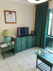 Telewizja i/lub zestaw kina domowego w obiekcie Apartamento Rocas del Mar 130