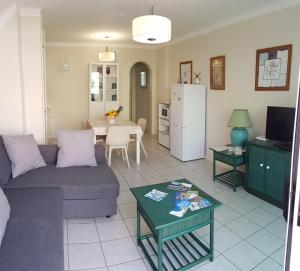 salon z kanapą i stołem w obiekcie Apartamento Rocas del Mar 130 w mieście Costa Del Silencio