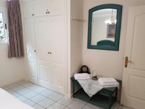 łazienka z lustrem i stołem z ręcznikami w obiekcie Apartamento Rocas del Mar 130 w mieście Costa Del Silencio