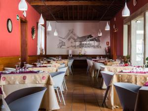 A restaurant or other place to eat at La Casona del Patio