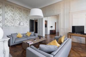 sala de estar con 2 sofás y TV en Apartment Le 1727 en Saint-Malo