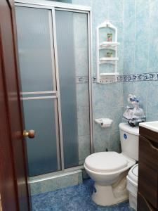 Phòng tắm tại Habitación 5 minutos aeropuerto