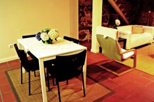 ein Esszimmer mit einem weißen Tisch und Stühlen in der Unterkunft Casa do Notário in Amares + 31 Fotos