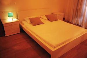 ein Schlafzimmer mit einem weißen Bett und zwei Kissen in der Unterkunft Casa do Notário in Amares