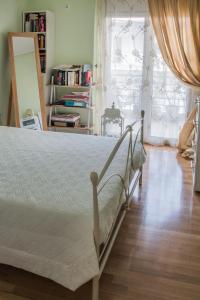 A bed or beds in a room at Artemis central apartment