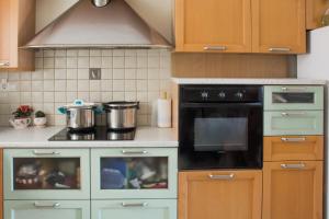 A kitchen or kitchenette at Artemis central apartment