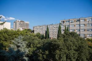 un grupo de edificios altos en una ciudad con árboles en Apartment Star, en Split