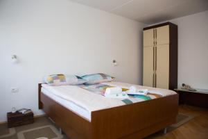 Un dormitorio con una cama y un armario. en Apartment Star, en Split